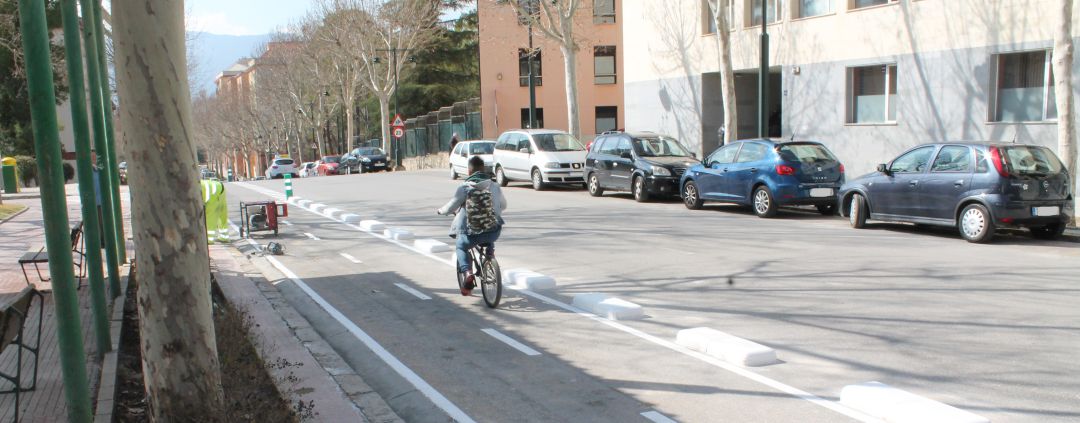 Imagen de archivo de una bicicleta circulando por el carril bici de la Avenida de Andalucía, en Alcoy. Imagen de archivo de una bicicleta circulando por el carril bici de la Avenida de Andalucía, en Alcoy.