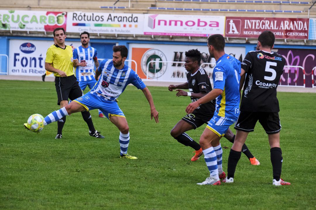 Un lance de juego en uno de los encuentros de pretemporada de los blanquiazules en El Montecillo. Un lance de juego en uno de los encuentros de pretemporada de los blanquiazules en El Montecillo.