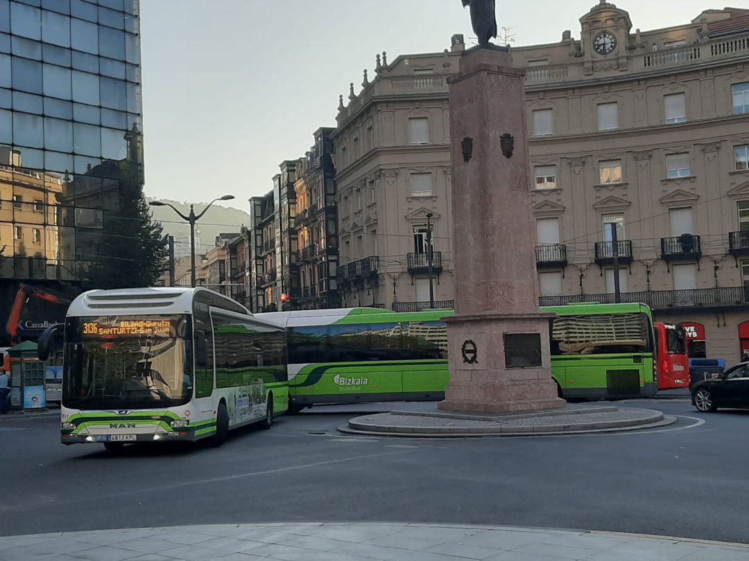 Undades de BIzkaibus en la plaza Circular de Bilbao Undades de BIzkaibus en la plaza Circular de Bilbao