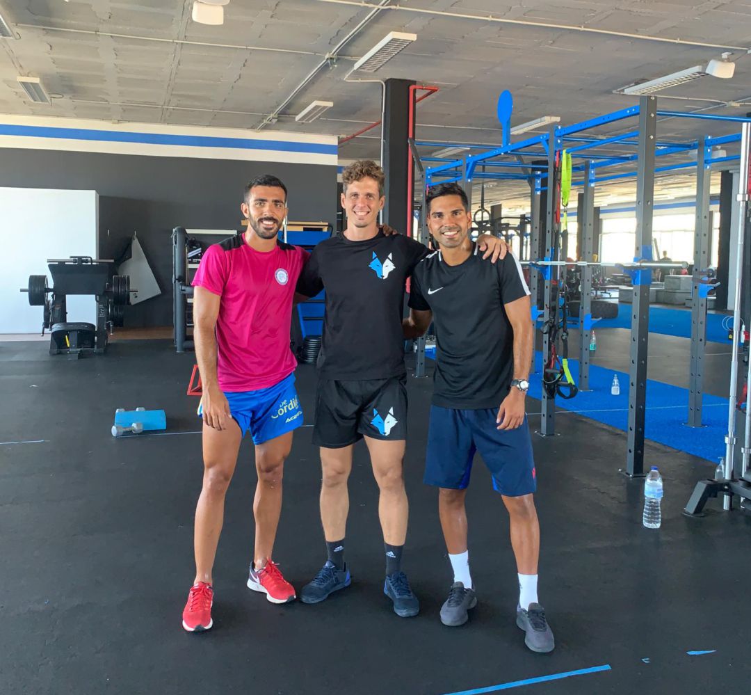 Jesús Fortes, a la izquierda junto a su entrenador personal y al jugador de futvoley Facu Silva. Jesús Fortes, a la izquierda junto a su entrenador personal y al jugador de futvoley Facu Silva.