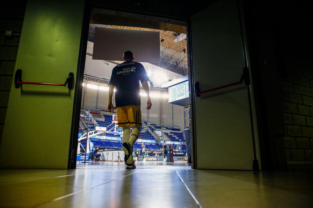 Un jugador del Iberostar Tenerife, a su entrada a la cancha. Un jugador del Iberostar Tenerife, a su entrada a la cancha.
