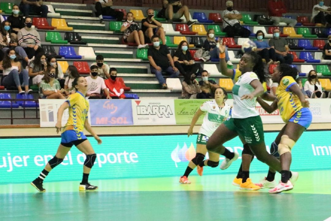 La jugadora del Elche Lysa lanza a portería ante el Rocasa Gran Canaria La jugadora del Elche Lysa lanza a portería ante el Rocasa Gran Canaria