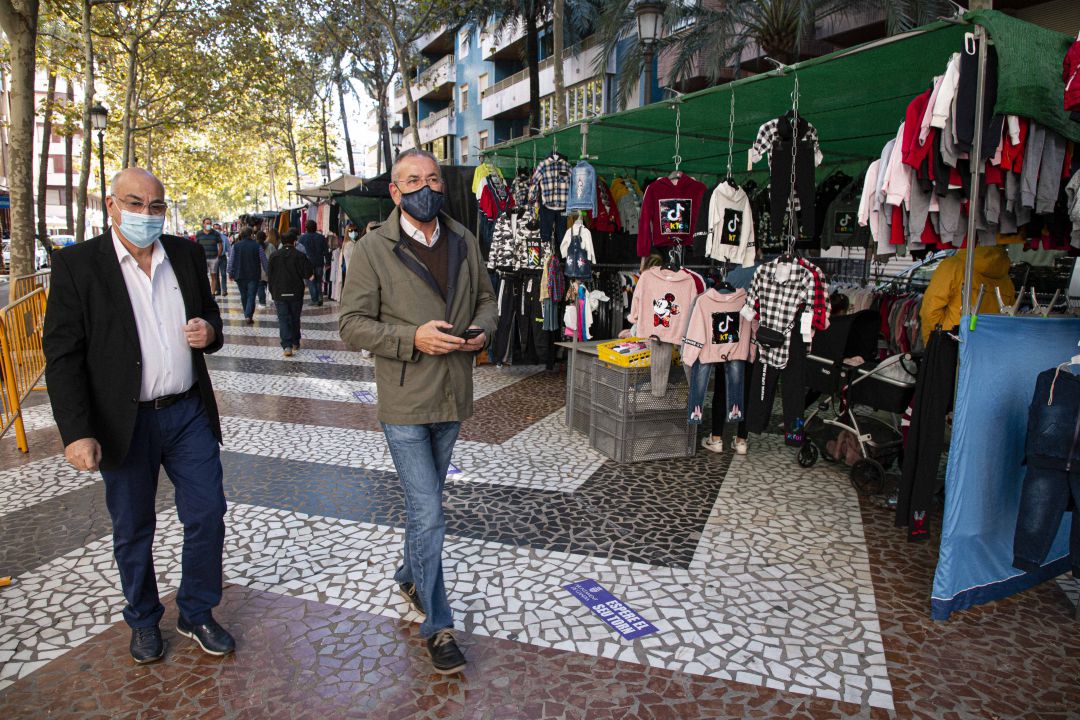 Mercadillo en el Passeig de les Germanies de Gandia Mercadillo en el Passeig de les Germanies de Gandia