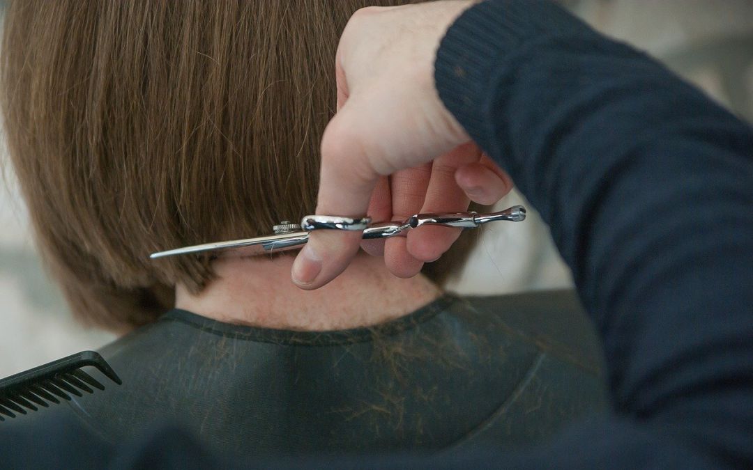 Corte de pelo en una peluquería Corte de pelo en una peluquería