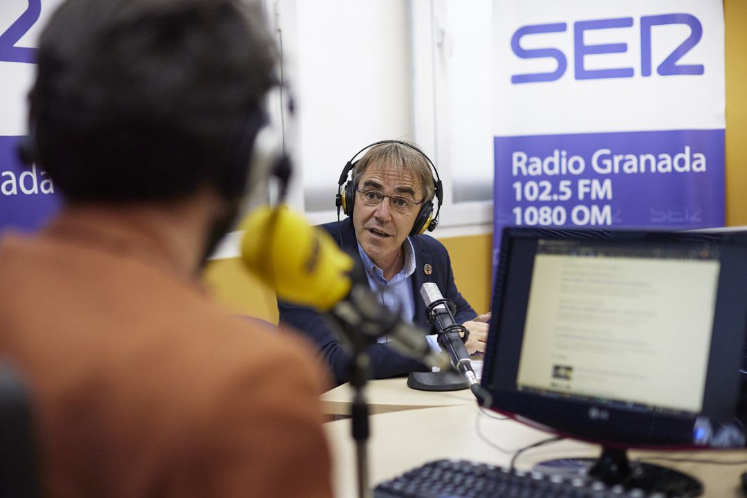 El director del Instituto de Asttrofísica de Andalucía (IAA-CSIC), Antxón Alberdi, en Radio Granada, siendo entrevistado por Enrique Árbol El director del Instituto de Asttrofísica de Andalucía (IAA-CSIC), Antxón Alberdi, en Radio Granada, siendo entrevistado por Enrique Árbol