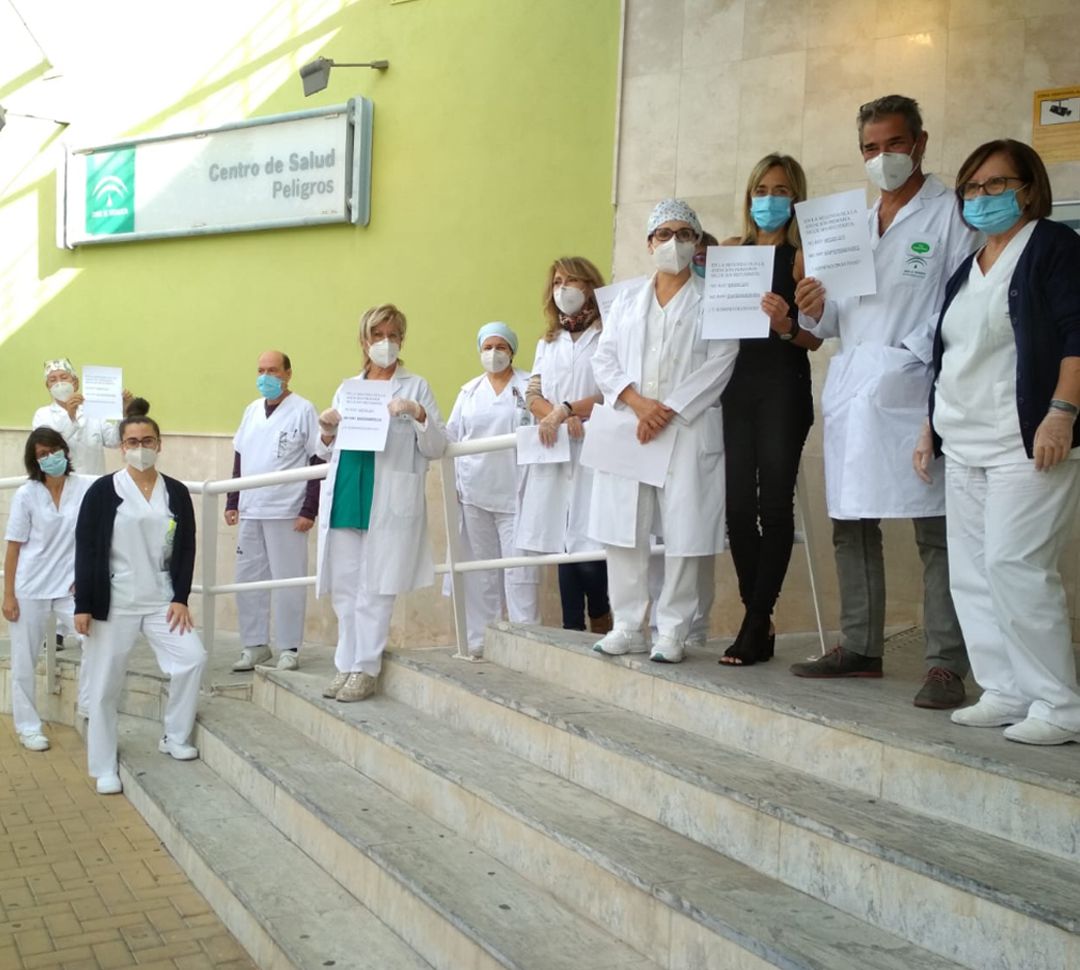 El personal sanitario del centro de salud de Peligros (Granada) pide más medios para poder atender a los pacientes. Denuncian la saturación de la atención primaria ante la covid-19 El personal sanitario del centro de salud de Peligros (Granada) pide más medios para poder atender a los pacientes. Denuncian la saturación de la atención primaria ante la covid-19
