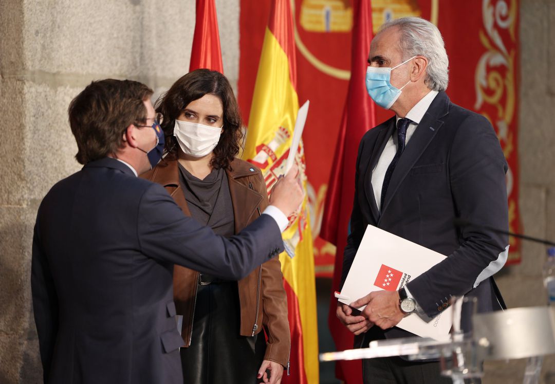 La presidenta de la Comunidad de Madrid, Isabel Díaz Ayuso (c); el alcalde de Madrid, José Luis Martínez-Almeida (i); y el consejero de Sanidad de la Comunidad de Madrid, Enrique Ruiz Escudero. La presidenta de la Comunidad de Madrid, Isabel Díaz Ayuso (c); el alcalde de Madrid, José Luis Martínez-Almeida (i); y el consejero de Sanidad de la Comunidad de Madrid, Enrique Ruiz Escudero.