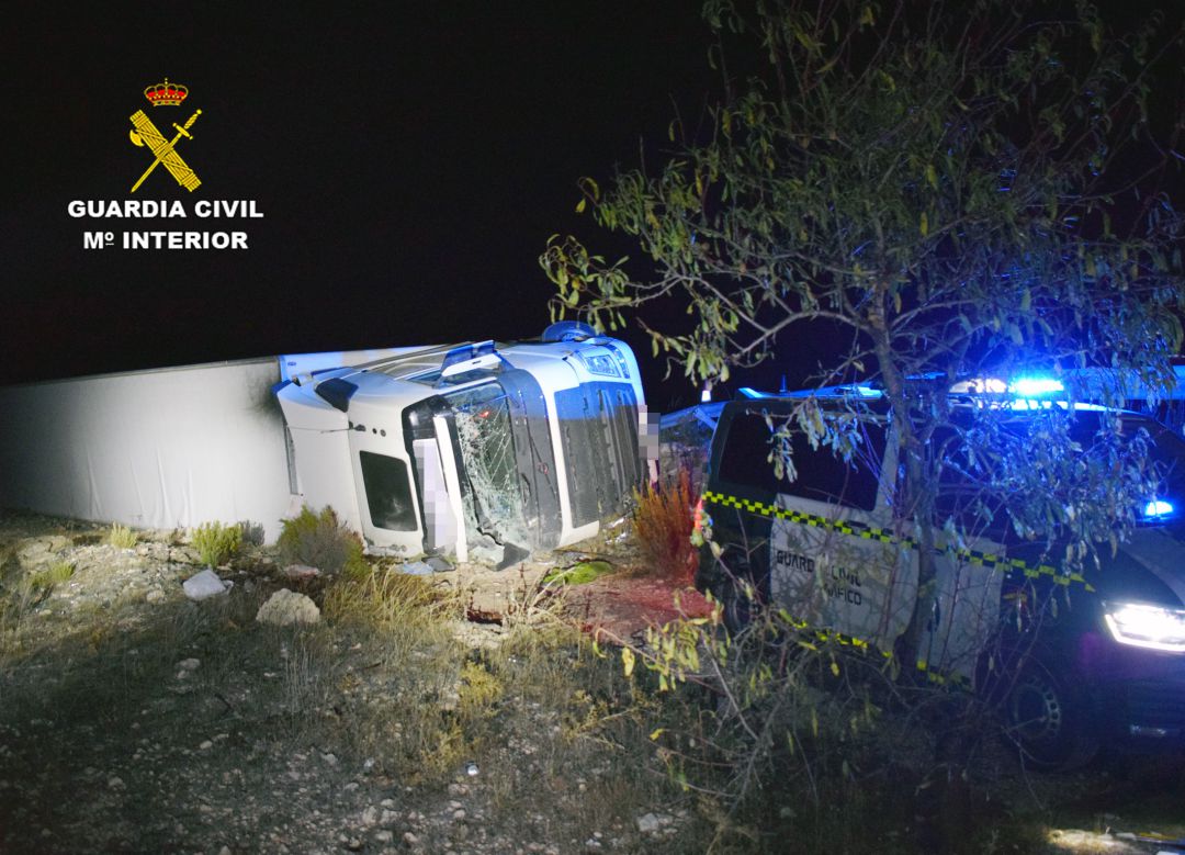 Investigan al conductor de un camión de 40 toneladas volcado en Yecla por sextuplicar la tasa de alcohol Investigan al conductor de un camión de 40 toneladas volcado en Yecla por sextuplicar la tasa de alcohol