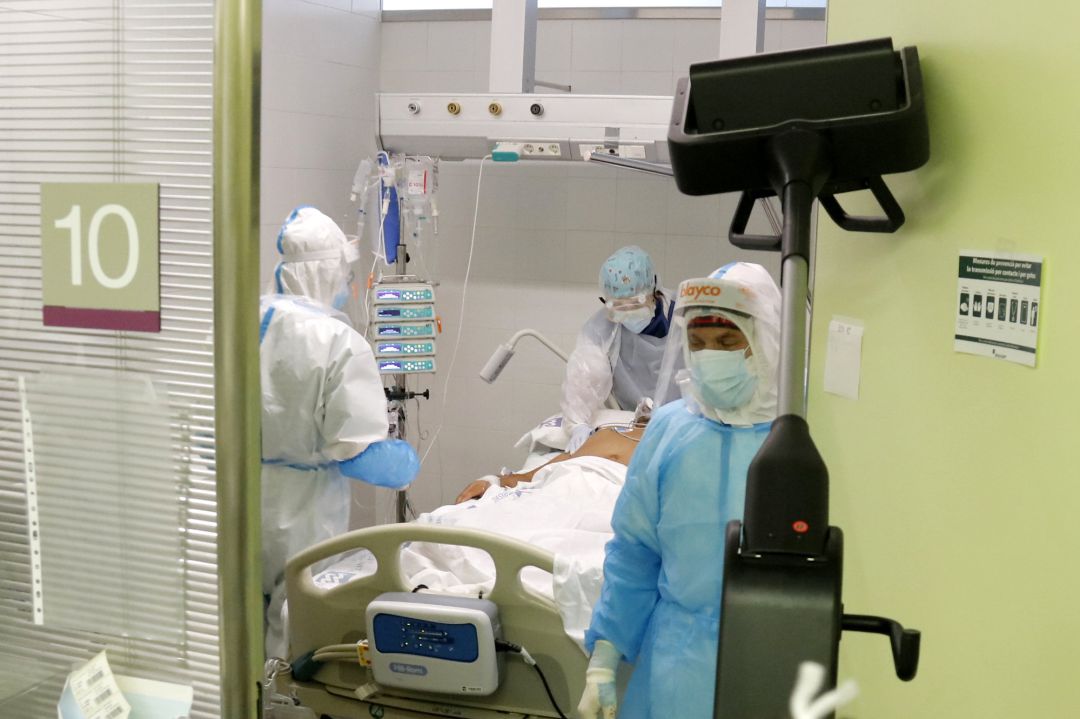 Imagen del equipo médico, junto a un enfermo. Imagen del equipo médico, junto a un enfermo.