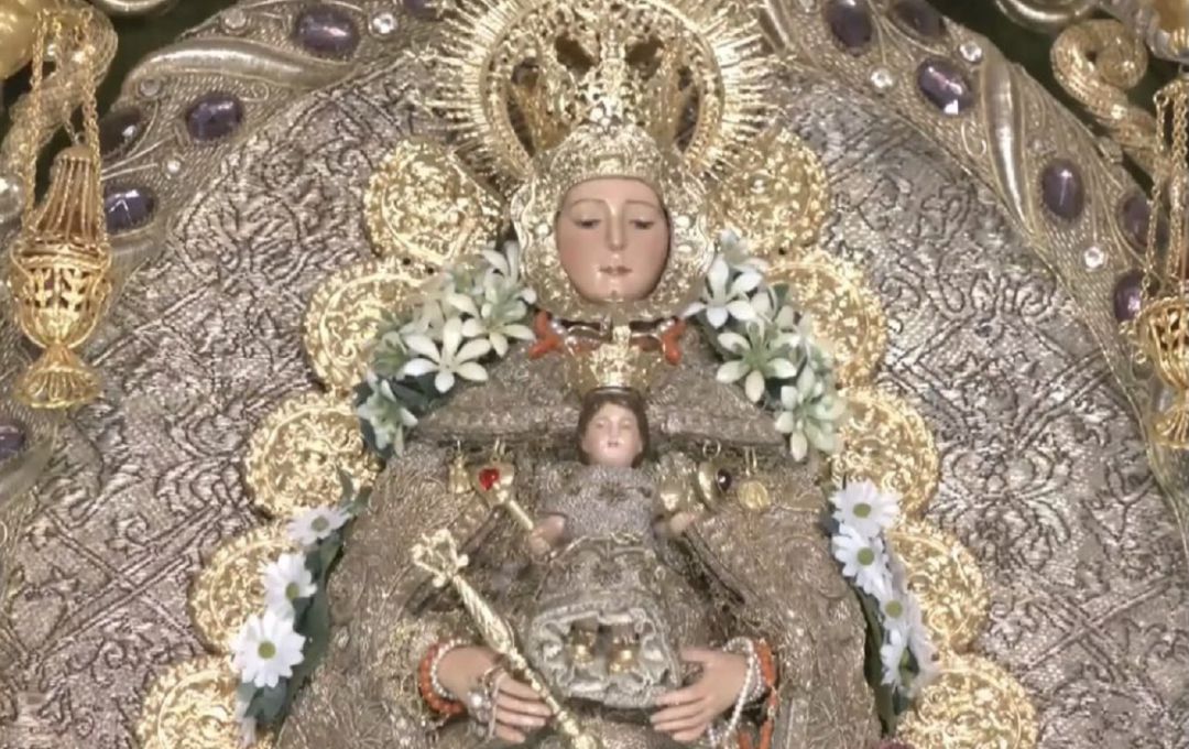 Virgen del Rocío que preside el Simpecado de la Hermandad de Triana Virgen del Rocío que preside el Simpecado de la Hermandad de Triana