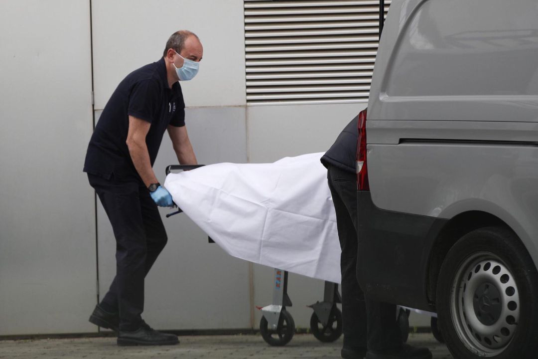 Miembros de los servicios funerarios recogen un cádaver del Hospital de Mataro este lunes cuando las cifras de la COVID siguen en aumento Miembros de los servicios funerarios recogen un cádaver del Hospital de Mataro este lunes cuando las cifras de la COVID siguen en aumento