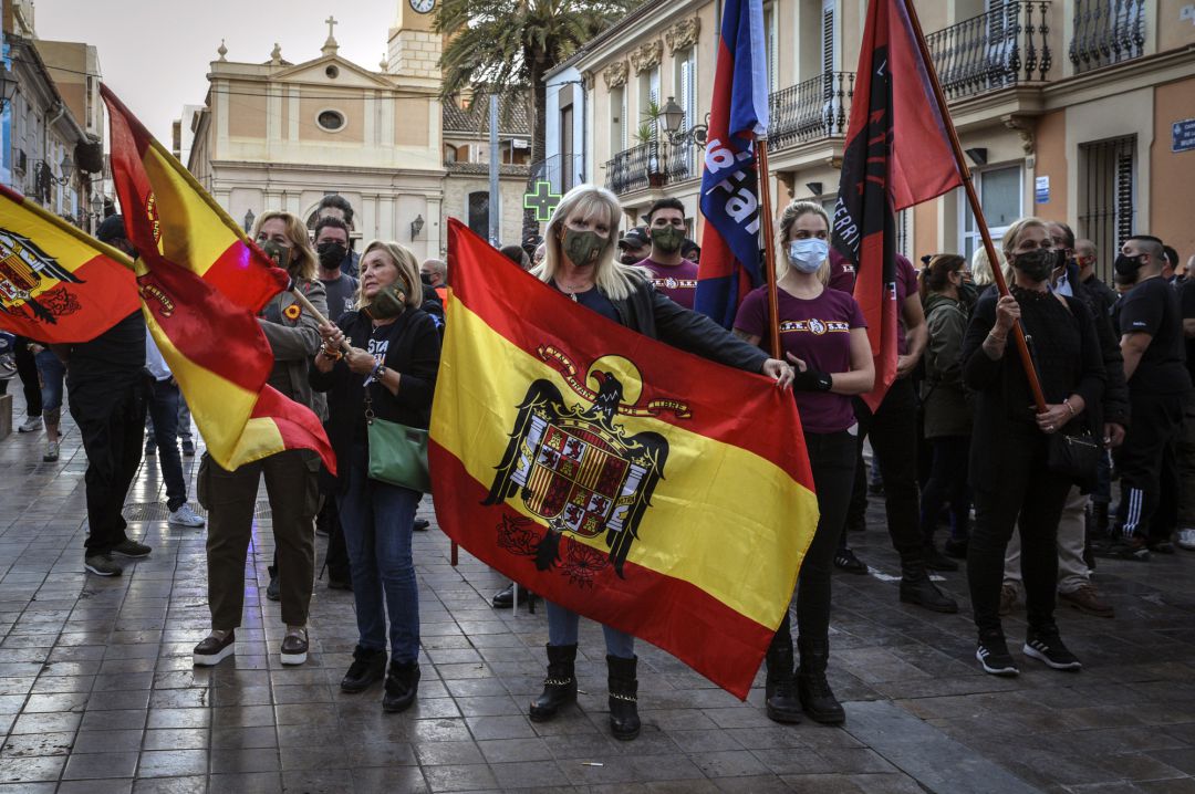 Vecinos de Benimaclet (Valencia) salen a la calle y hacen una cacerolada para pedir barrios "libres de odio" y responder así "al fascismo" ante otra marcha convocada por una formación ultraderechista con banderas franquistas y simbología nazi, a 12 de octubre de 2020. Vecinos de Benimaclet (Valencia) salen a la calle y hacen una cacerolada para pedir barrios "libres de odio" y responder así "al fascismo" ante otra marcha convocada por una formación ultraderechista con banderas franquistas y simbología nazi, a 12 de octubre de 2020.