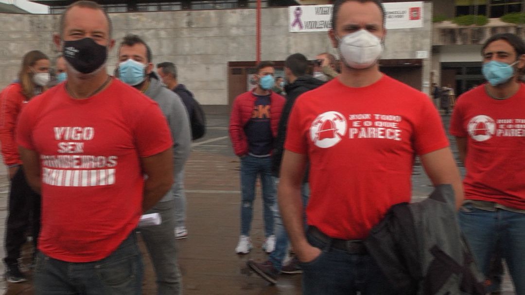 Una protesta de los bomberos de Vigo frente al ayuntamiento Una protesta de los bomberos de Vigo frente al ayuntamiento