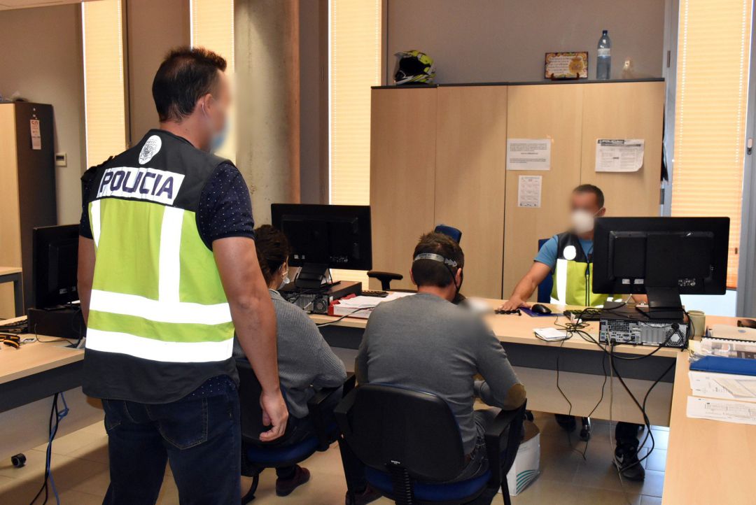 La Policía Nacional interrogando a una pareja La Policía Nacional interrogando a una pareja