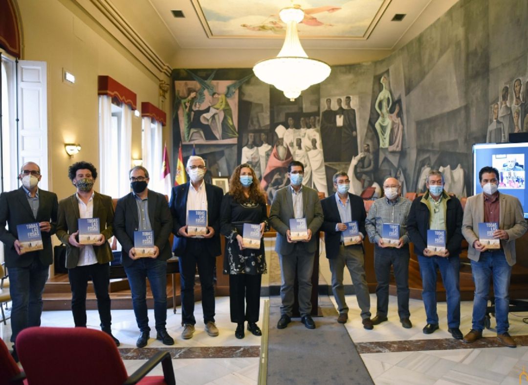 El salón de plenos de la Diputación de Ciudad Real ha acogido la presentación del libro que supone un paso más en el proyecto 'Mapas de Memoria' El salón de plenos de la Diputación de Ciudad Real ha acogido la presentación del libro que supone un paso más en el proyecto 'Mapas de Memoria'