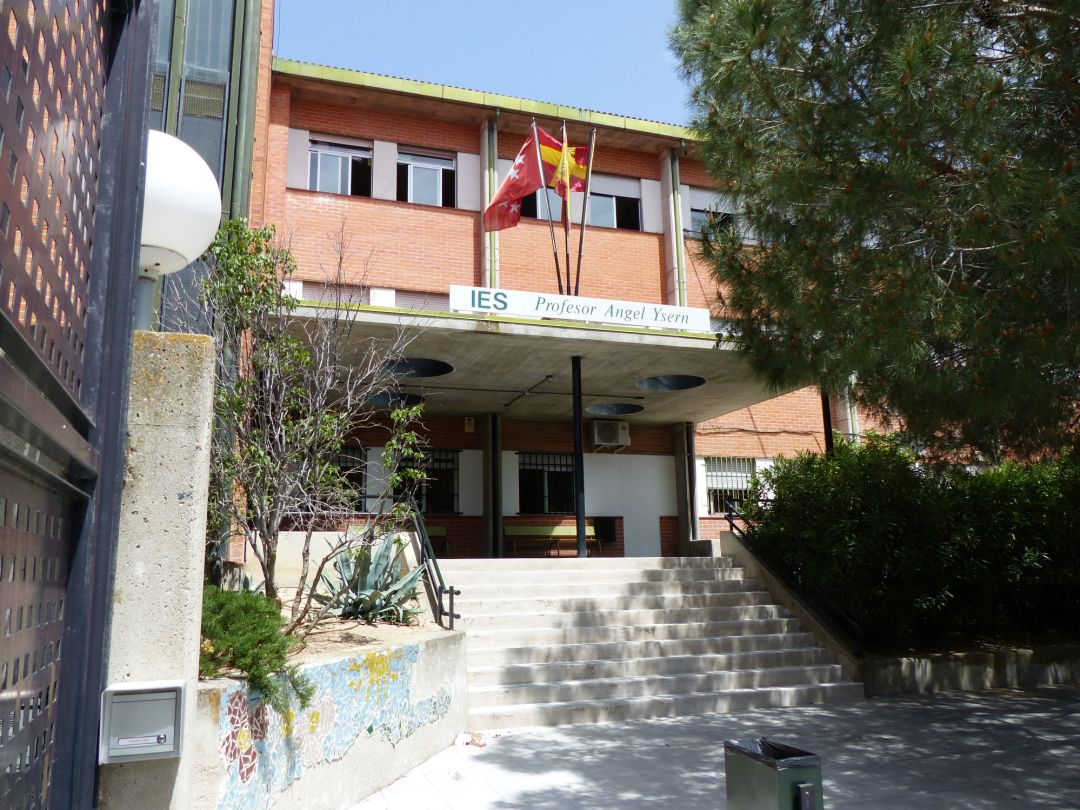 Fachada del IES Ángel Ysern de Navalcarnero Fachada del IES Ángel Ysern de Navalcarnero