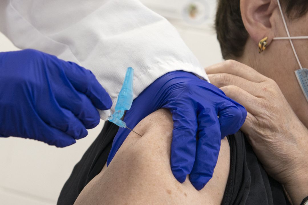 Usuaria poniéndose la vacuna contra la gripe Usuaria poniéndose la vacuna contra la gripe