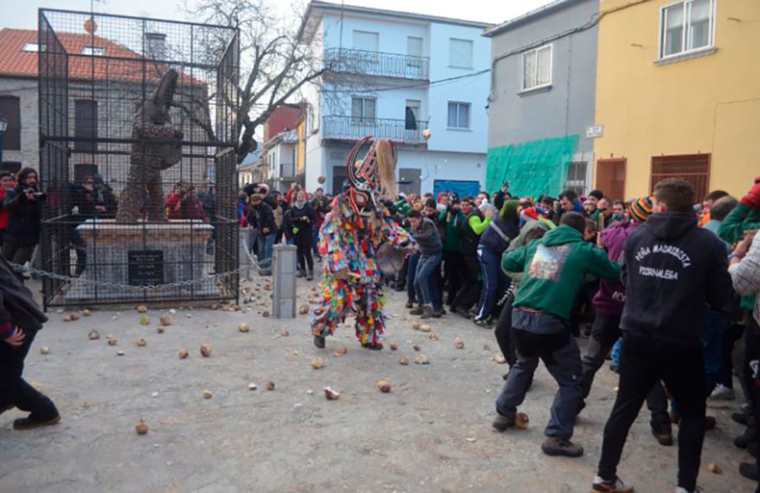 Jarramplas ante la estatua que le conmemora en Piornal en el año 2017 Jarramplas ante la estatua que le conmemora en Piornal en el año 2017