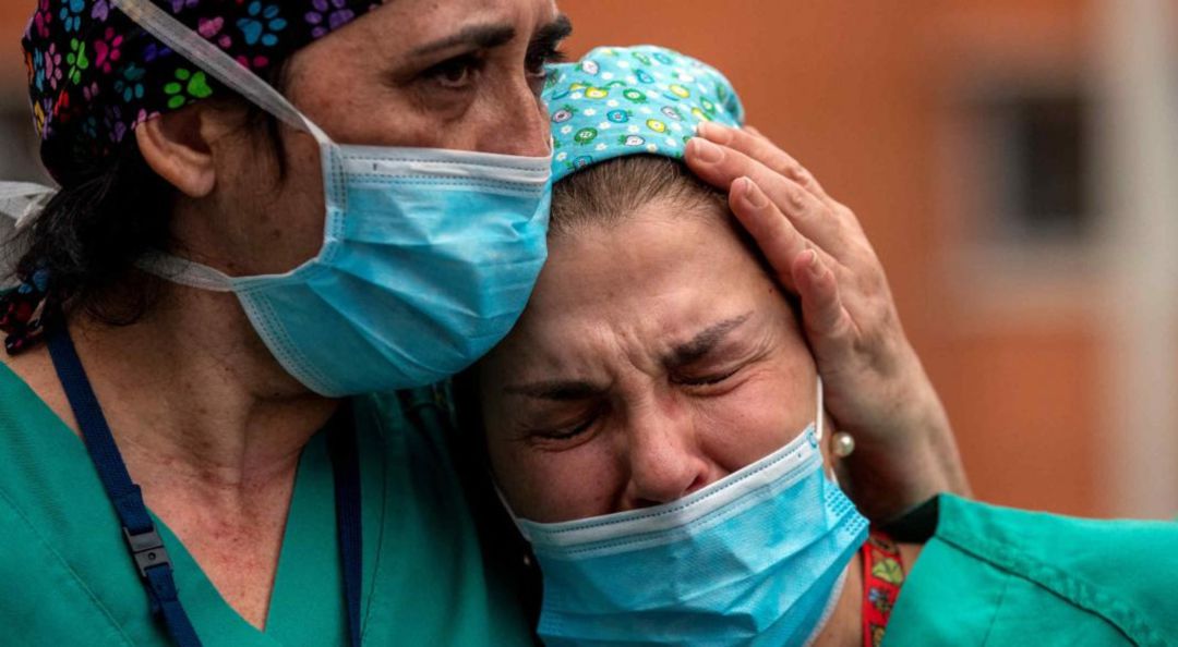 Personal sanitario llora desesperado durante la primera oleada de la pandemia Personal sanitario llora desesperado durante la primera oleada de la pandemia