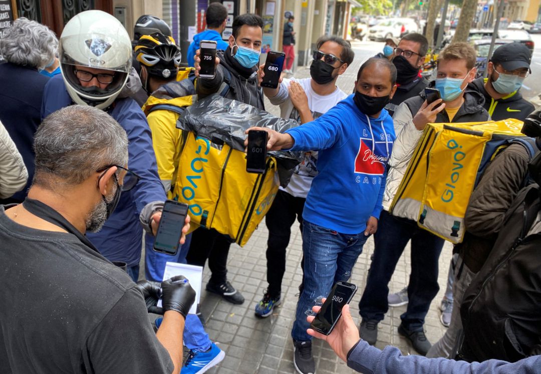 Riders dan sus números de pedido a un vendedor de pollos en Barcelona Riders dan sus números de pedido a un vendedor de pollos en Barcelona