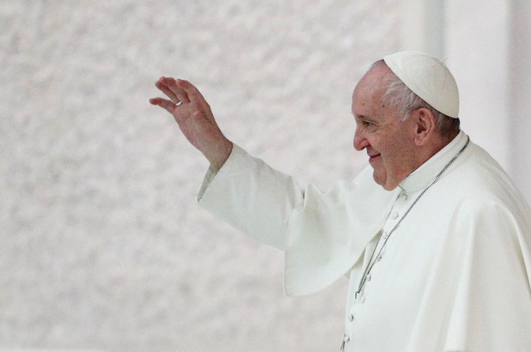 El papa Francisco saluda en el Vaticano El papa Francisco saluda en el Vaticano