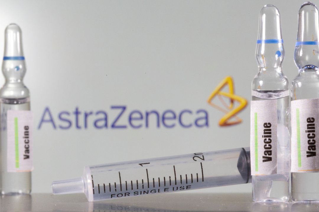 Imagen de archivo de unas muestras frente al logo de AstraZeneca Imagen de archivo de unas muestras frente al logo de AstraZeneca