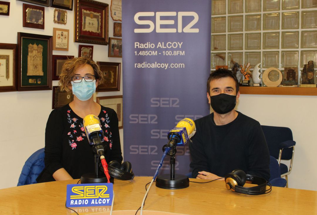 Lorena Llario y Diego Fernández, vocal y presidente de la nueva asociación de vecinos de La Sang, en el estudio de Radio Alcoy Lorena Llario y Diego Fernández, vocal y presidente de la nueva asociación de vecinos de La Sang, en el estudio de Radio Alcoy