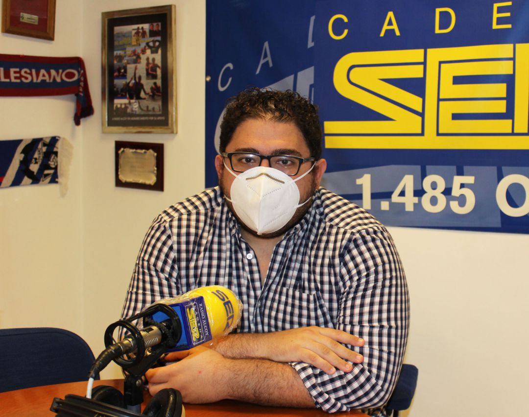 Sergio Santos en los estudios de Radio Alcoy Sergio Santos en los estudios de Radio Alcoy