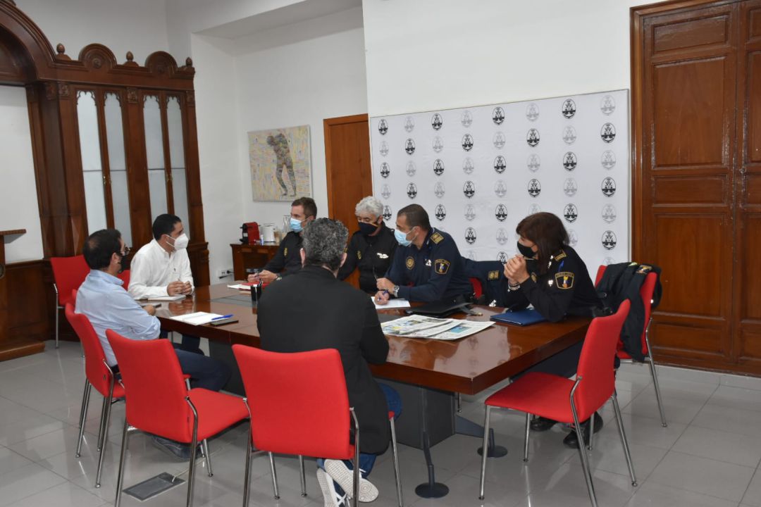 El alcalde de Alcoy presidiendo la reunión con los responsables de los cuerpos de seguridad para fijar el dispositivo para este sábado. El alcalde de Alcoy presidiendo la reunión con los responsables de los cuerpos de seguridad para fijar el dispositivo para este sábado.