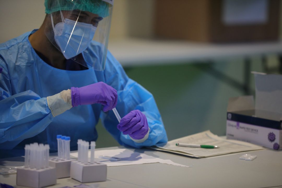 Sanitarios recogen una prueba de test antígenos durante un cribado masivo, en una imagen de archivo
Sanitarios recogen una prueba de test antígenos durante un cribado masivo, en una imagen de archivo