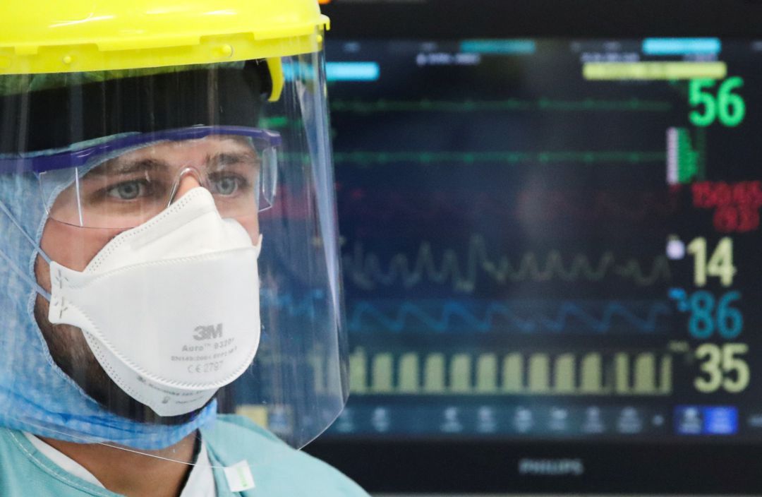 Médico con un equipo de protección individual Médico con un equipo de protección individual