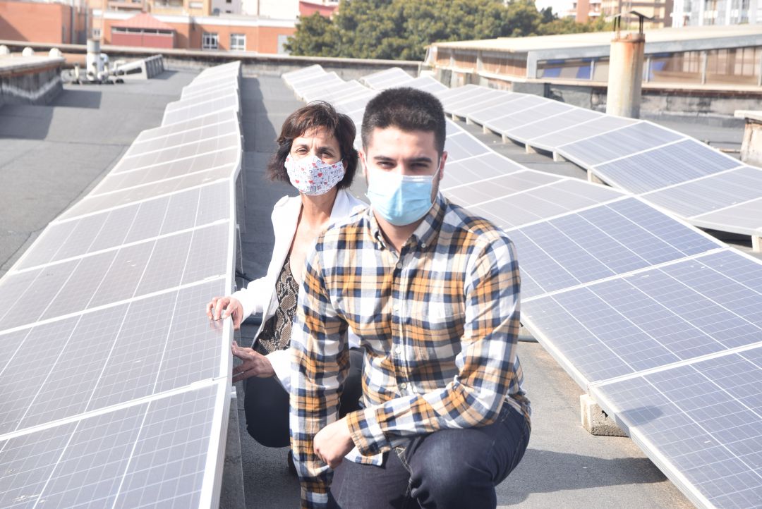 Autor del TFG y su directora en una instalación fotovoltaica de la UPCT Autor del TFG y su directora en una instalación fotovoltaica de la UPCT