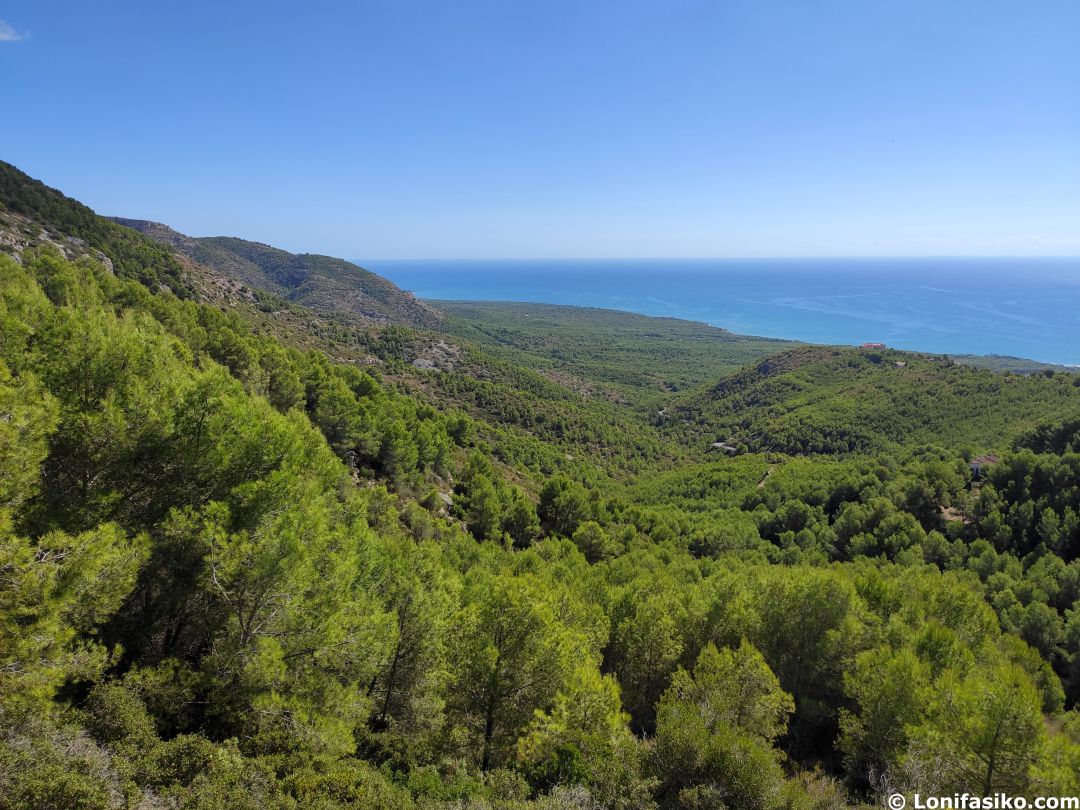 Imagen del Parque natural Sierra de Irta, con el Mar Mediterráneo al fondo Imagen del Parque natural Sierra de Irta, con el Mar Mediterráneo al fondo