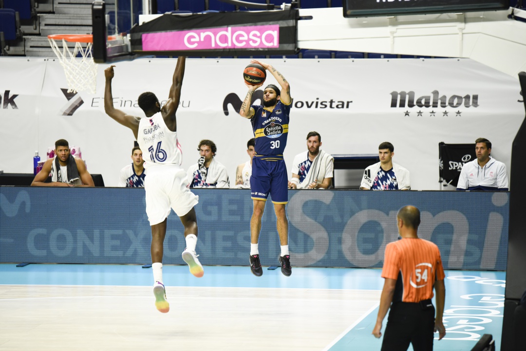 Kassius Robertson lanza uno de los triples que convirtió ante el Real Madrid Kassius Robertson lanza uno de los triples que convirtió ante el Real Madrid