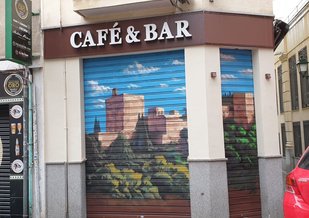 Este bar del centro de Granada cerró en marzo, con la primera ola de la covid-19 y no ha vuelto a abrir Este bar del centro de Granada cerró en marzo, con la primera ola de la covid-19 y no ha vuelto a abrir