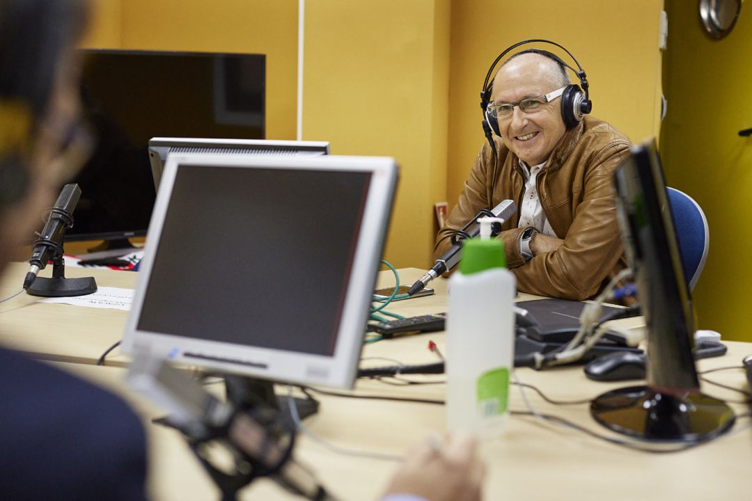 El catedrático de Inteligencia Artificial de la Universidad de Granada (UGR), Enrique Herrera, también vicerrector de Investigción de esta institución, en los estudios de Radio Granada El catedrático de Inteligencia Artificial de la Universidad de Granada (UGR), Enrique Herrera, también vicerrector de Investigción de esta institución, en los estudios de Radio Granada