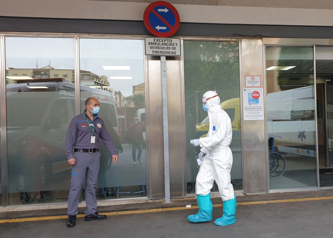 Imagen de archivo de un conductor de ambulancia, protegido frente a la covid-19, se dirige a un vigilante de seguridad en las puertas del servicio de Urgencias del hospital Virgen de las Nieves de Granada Imagen de archivo de un conductor de ambulancia, protegido frente a la covid-19, se dirige a un vigilante de seguridad en las puertas del servicio de Urgencias del hospital Virgen de las Nieves de Granada