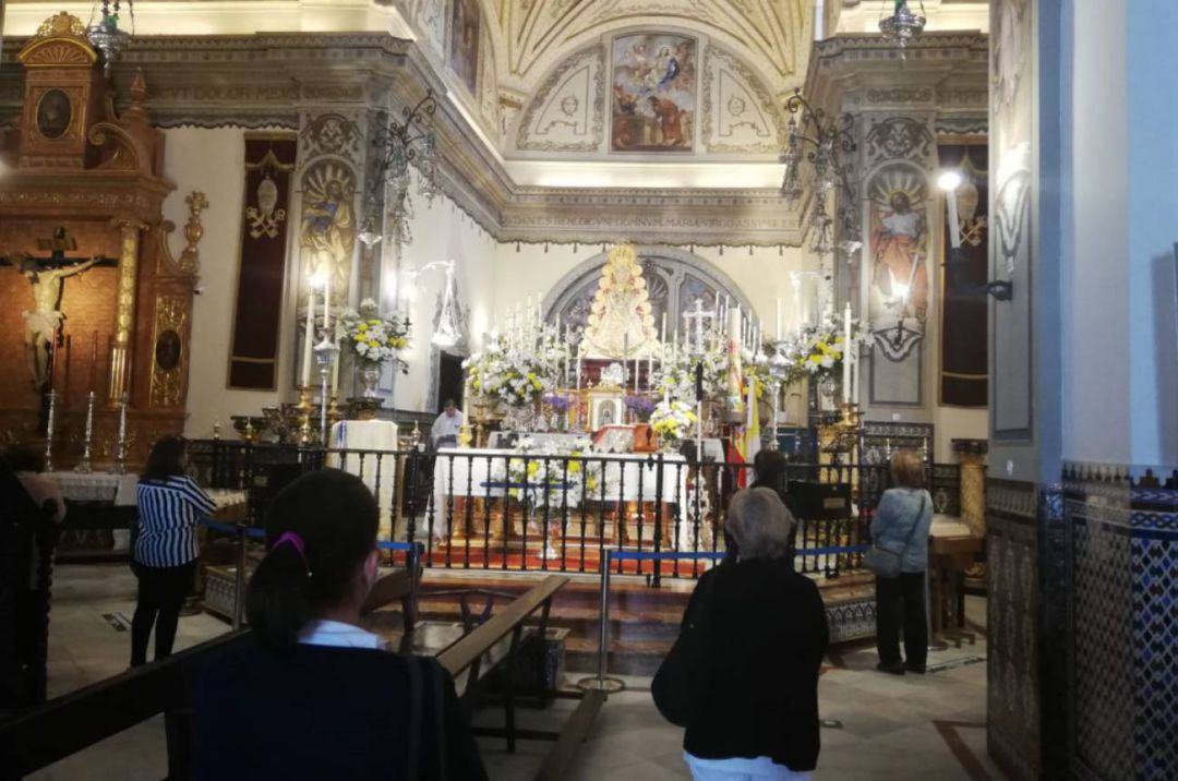 Imagen de la Virgen del Rocío en la Iglesia de la Asunción de Almonte donde se han impuesto medidas de seguridad contra el Covid-19 Imagen de la Virgen del Rocío en la Iglesia de la Asunción de Almonte donde se han impuesto medidas de seguridad contra el Covid-19