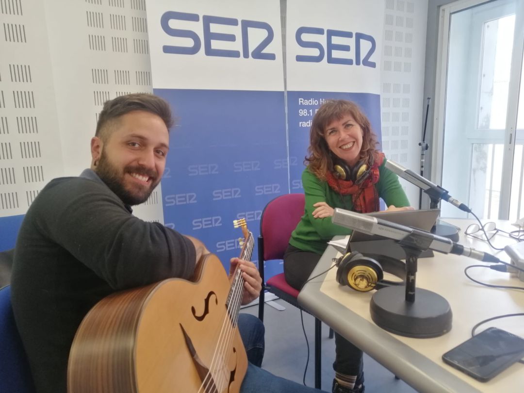 Mario Pousada (guitarra) y Manuela Garrido (voz) Mario Pousada (guitarra) y Manuela Garrido (voz)