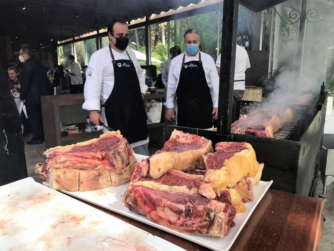 Iñaki Larrainzar ante las imponentes txuletas vascas, el plato fuerte de las jornadas gastronómicas en El Faro de El Puerto Iñaki Larrainzar ante las imponentes txuletas vascas, el plato fuerte de las jornadas gastronómicas en El Faro de El Puerto