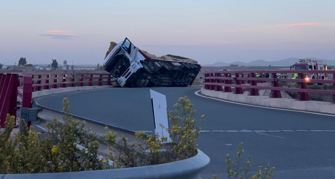 El camión ha quedado semivolcado y apoyado sobre la bionda, a punto de caer sobre la autovía A-30 El camión ha quedado semivolcado y apoyado sobre la bionda, a punto de caer sobre la autovía A-30