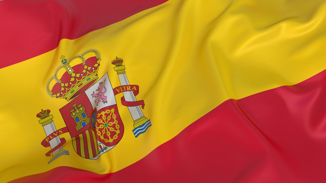 Bandera de España ondeando al viento Bandera de España ondeando al viento