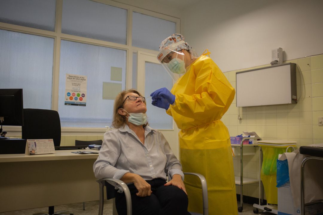 Una sanitaria realiza un test rápido de antígenos de detección de coronavirus Una sanitaria realiza un test rápido de antígenos de detección de coronavirus