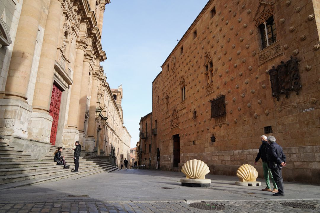 Algunos salmantinos pasean por el centro de Salamanca. Algunos salmantinos pasean por el centro de Salamanca.