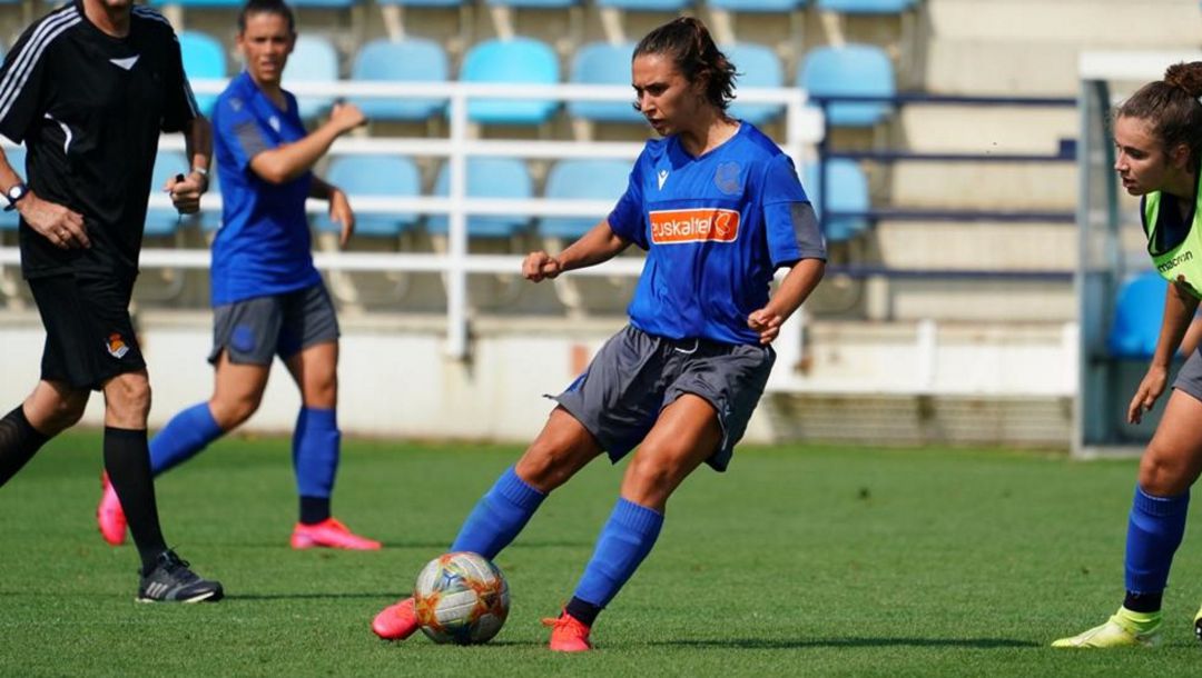 Nahikari golpea un balón en Zubieta Nahikari golpea un balón en Zubieta