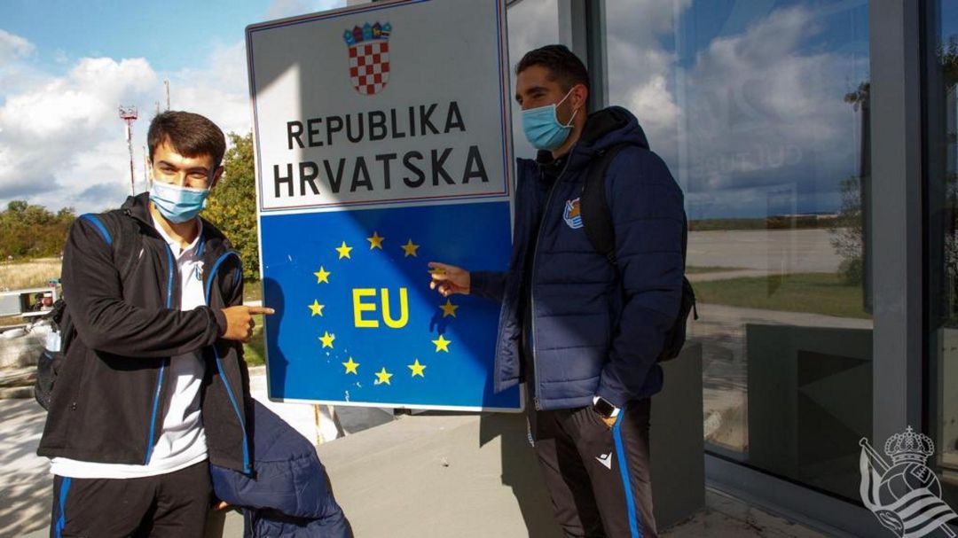 Zubimendi y Roberto López enseñan un cartel de Croacia Zubimendi y Roberto López enseñan un cartel de Croacia