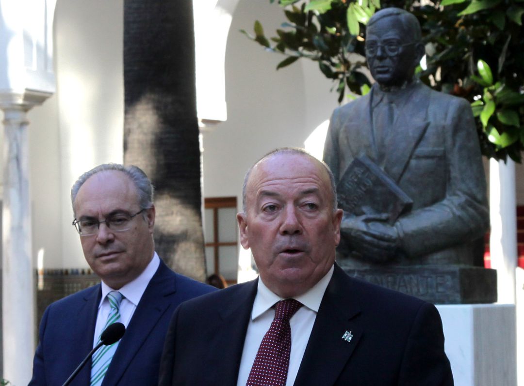 Imagen de archivo de Javier Delmás -a la derecha- en un acto de homenaje a su abuelo Blas Infante Imagen de archivo de Javier Delmás -a la derecha- en un acto de homenaje a su abuelo Blas Infante