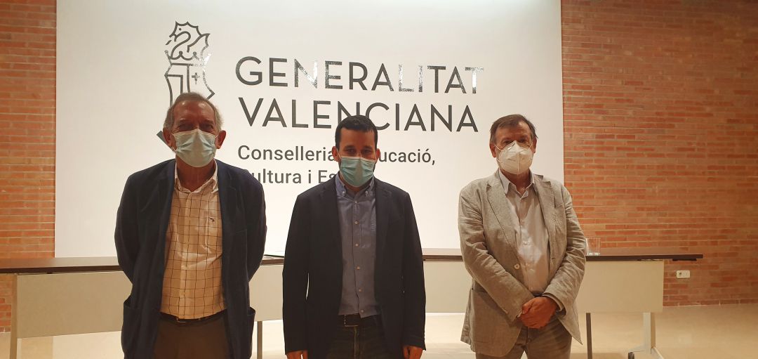 El conseller d'Educació Vicent Marzà presenta el curso en FP junto al secretario autonómico Miguel soler y el Director General de Formación Profesional El conseller d'Educació Vicent Marzà presenta el curso en FP junto al secretario autonómico Miguel soler y el Director General de Formación Profesional
