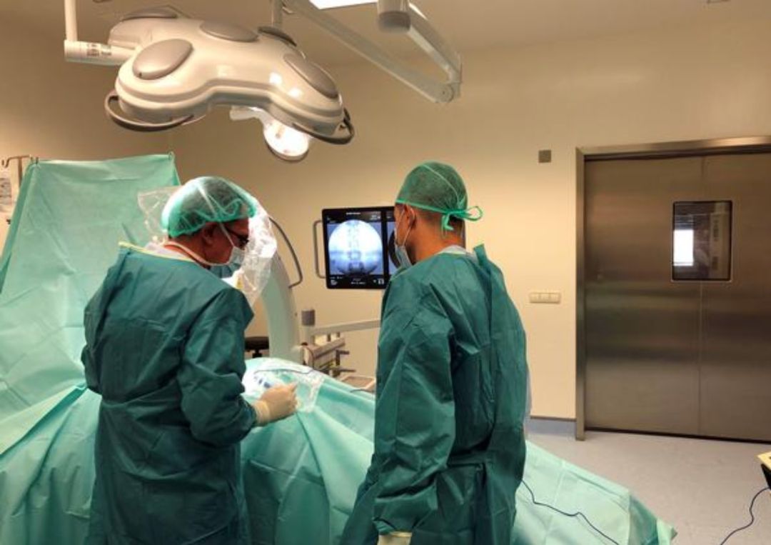 Dos médicos atienden a un paciente Dos médicos atienden a un paciente