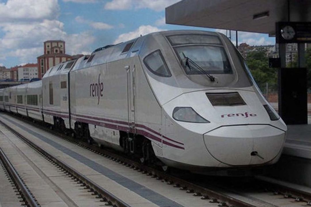 Un tren Alvia en la estación de Zamora Un tren Alvia en la estación de Zamora
